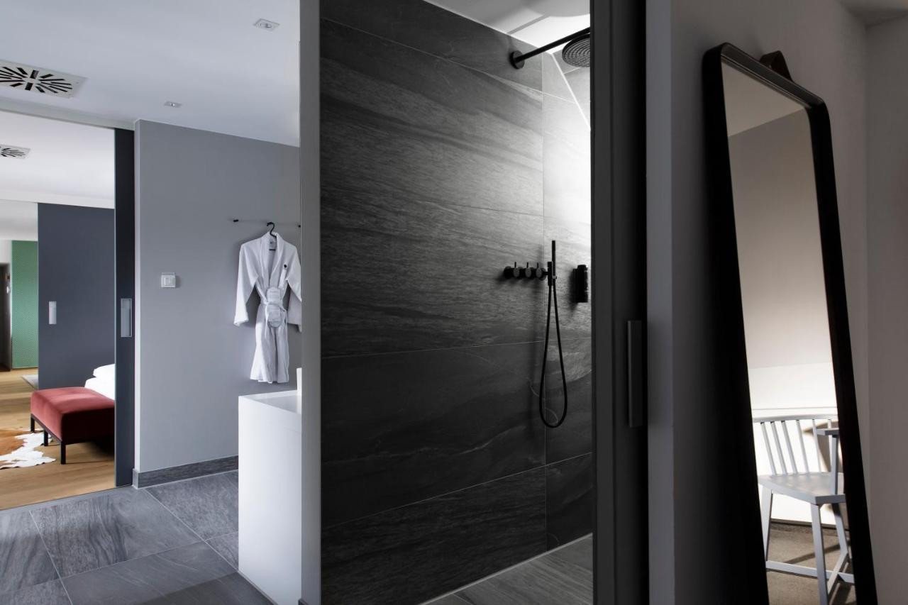 Hotel Maximilian’s Augsburg Exterior foto A walk-in shower