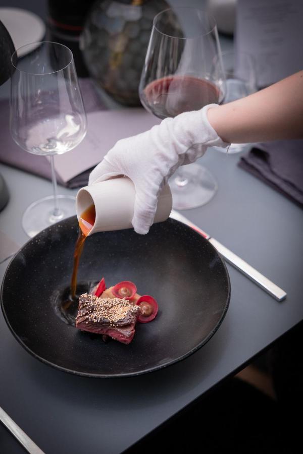 Hotel Maximilian’s Augsburg Exterior foto A chef pouring a sauce