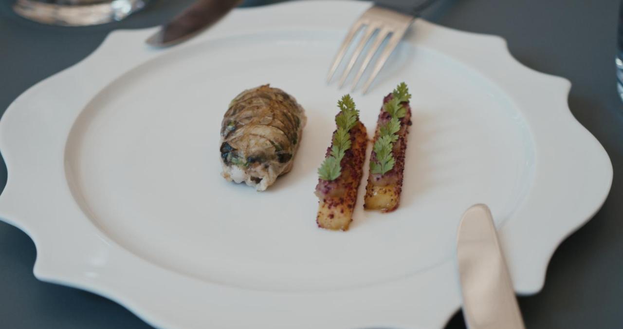 Hotel Maximilian’s Augsburg Exterior foto A plate of sea urchin and oyster