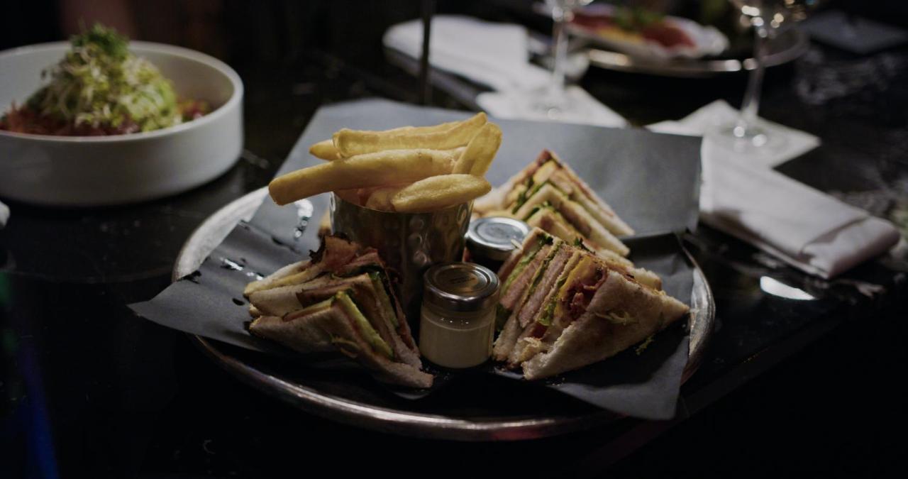 Hotel Maximilian’s Augsburg Exterior foto A club sandwich
