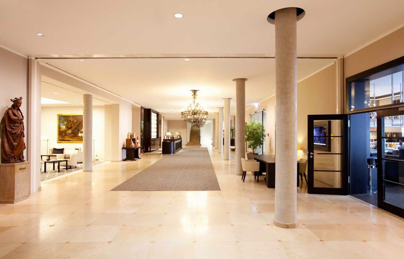 Hotel Maximilian’s Augsburg Exterior foto The lobby of the hotel