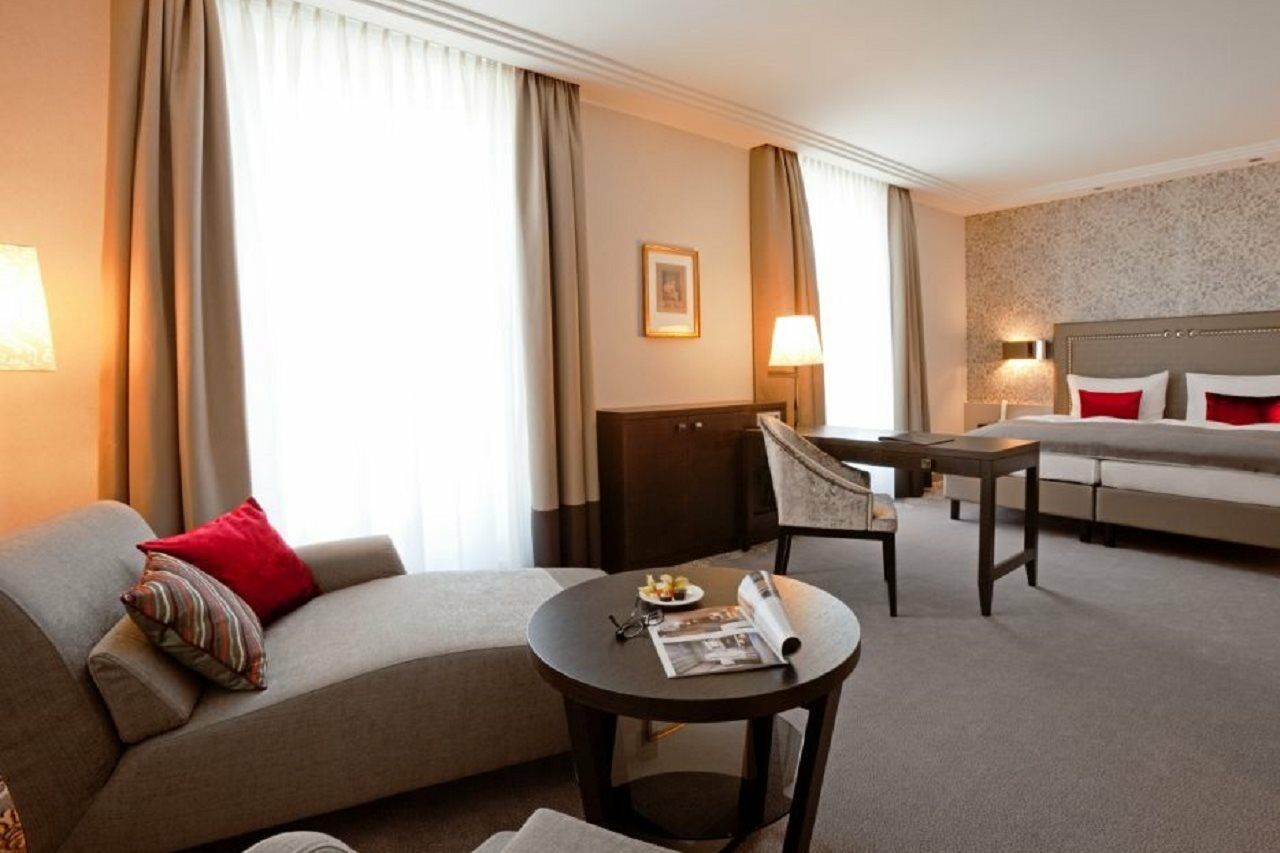 Hotel Maximilian’s Augsburg Exterior foto A suite at the Hotel de Crillon