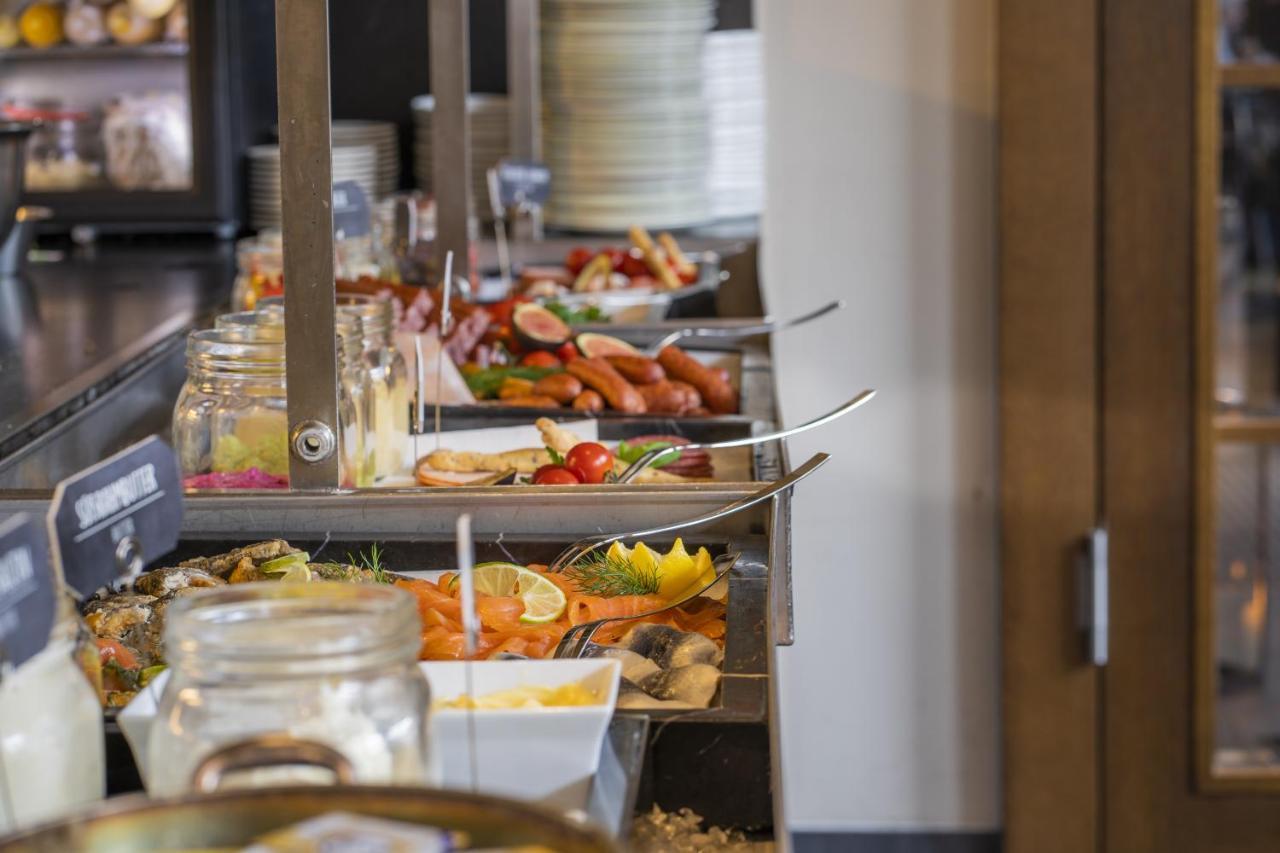 Hotel Maximilian’s Augsburg Exterior foto A buffet at a hotel